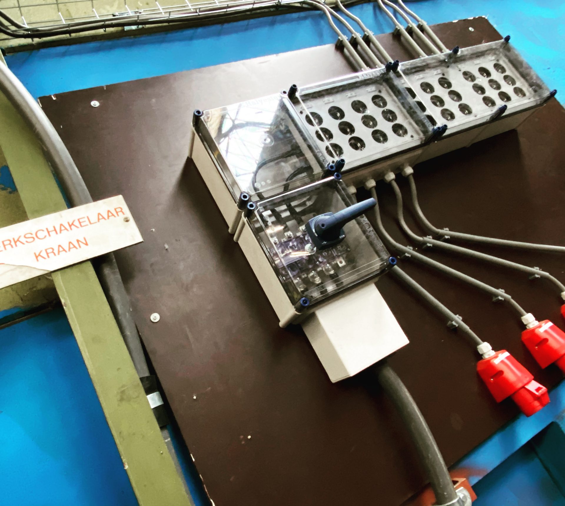 Gloed nieuw verdeelbord in de maak
